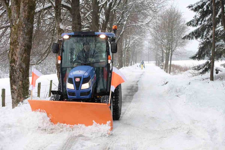 Iseki TG 6000 Traktor im Winterdienst
