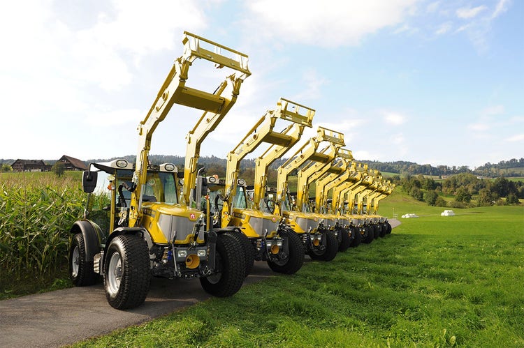 Viele Rigitrac SKH 75/150 Traktor stehen am Feld