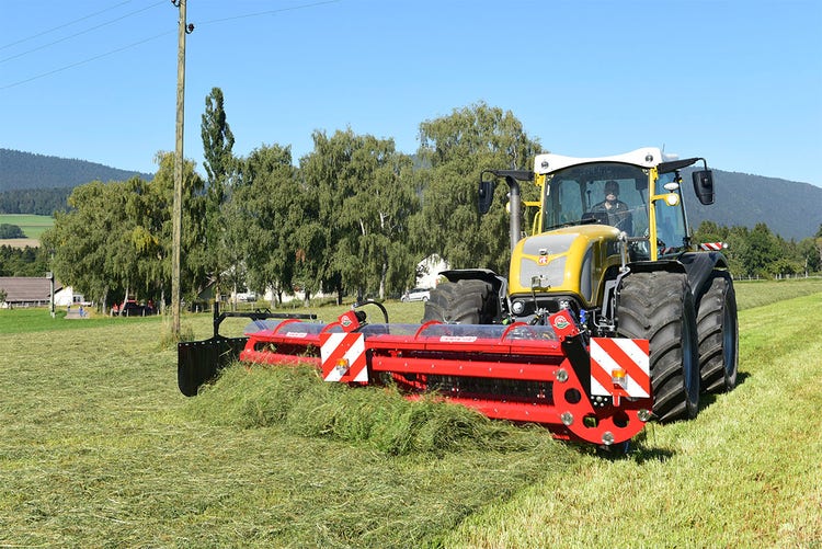 Rigitrac SKH 75/150 Traktor beim Heuen