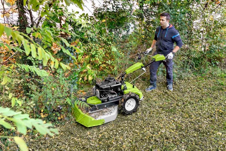 Mann arbeitet mit Grillo Profi-Hochgrasmäher CL 75