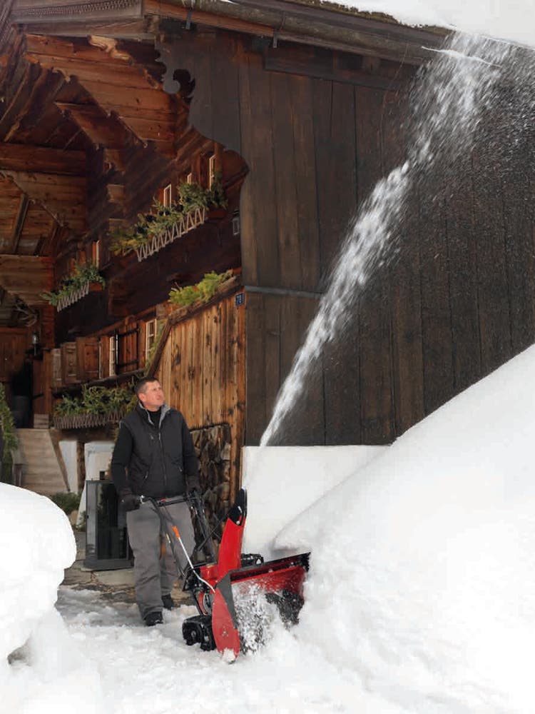 Mann mit Abbildung Honda HSS 655 EW / T / TD beim Schneefräsen