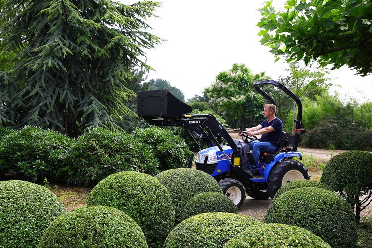 Iseki TM 3187 A / AL Traktor auf Weg zwischen Hecken