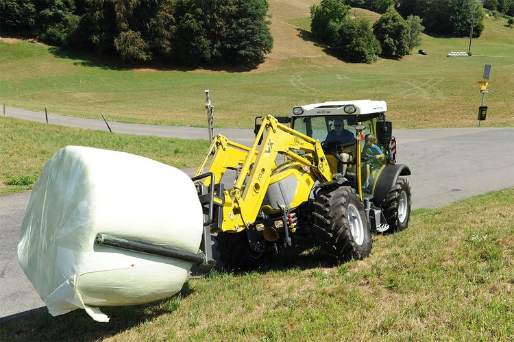 Rigitrac SKH 75/150 Traktor transportiert Siloballen mit Gabel