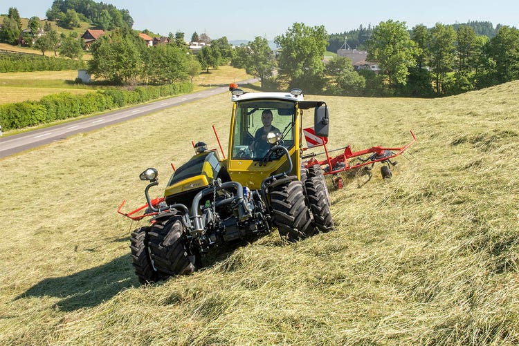 Rigitrac SKH 60 Traktor am Hang beim Heuen