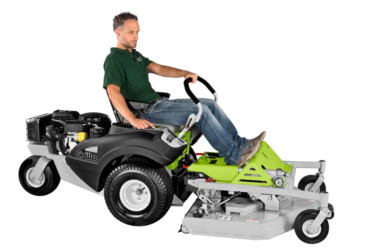 Mann sitzt auf Grillo FX 27