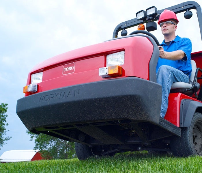 Mann fährt mit Toro Workman HDX / HDX-4WD
