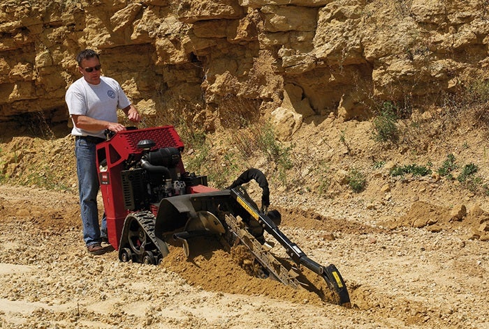 Mann arbeitet mit Toro TRX-16 Grabenfräse
