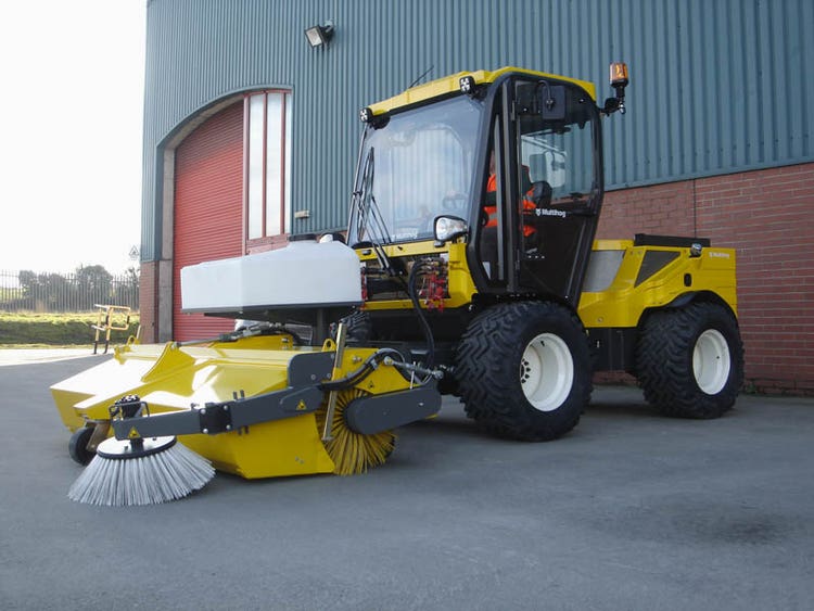 Multihog MX / MXC Geräteträger mit diversen Anbaugeräten beim Kehren