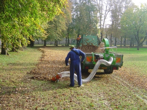 Mann arbeitet mit Peruzzo Turbo 400 Laubverladegebläse in großem Park