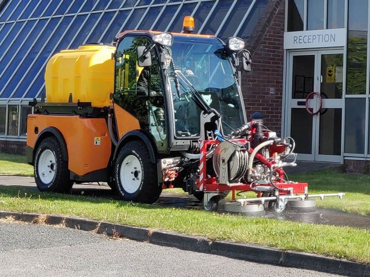 Multihog MX / MXC Geräteträger mit diversen Anbaugeräten beim Nassreinigen