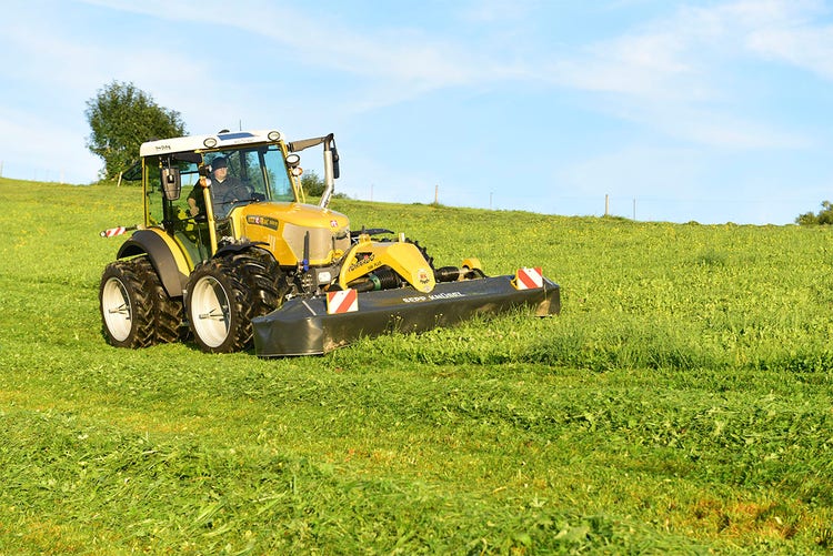 Rigitrac SKH 75/150 Traktor mit Mäher