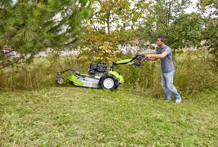 Mann mäht unter Baum mit Grillo Profi-Hochgrasmäher CL 75