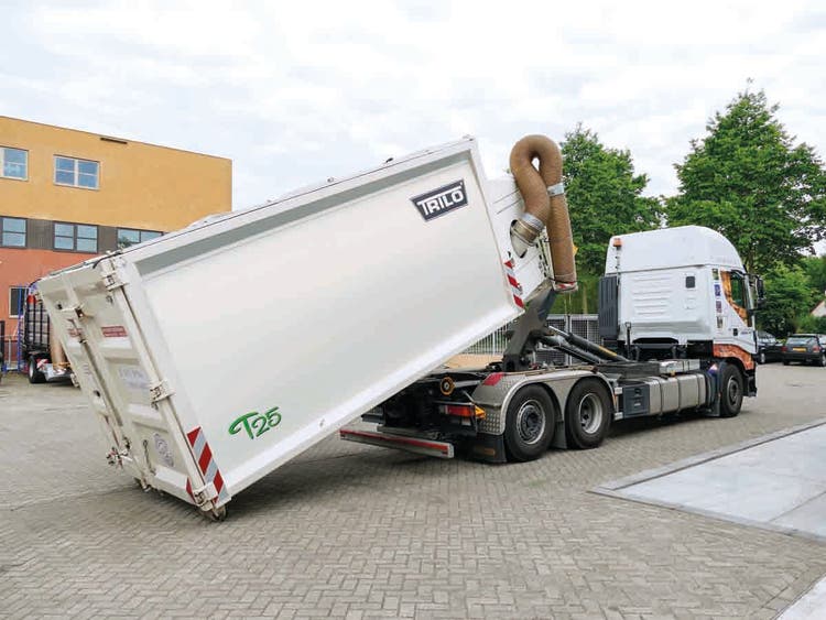 Trilo T 25 Saugcontainer beim Abkippen