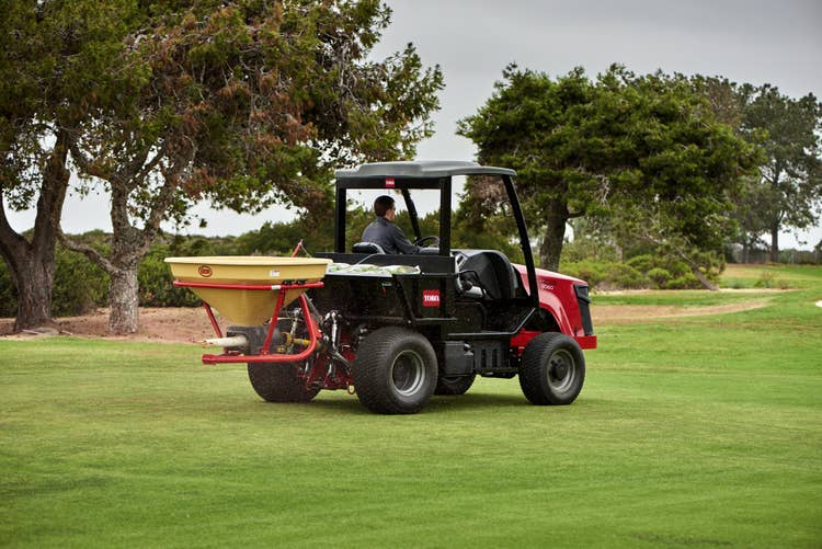 Toro Outcross 9060 Geräteträger auf Golfplatz