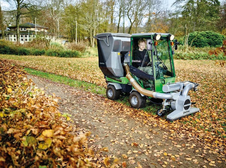 Egholm ParkRanger 2150 mit diversen Anbaugeräten beim Laubsaugen