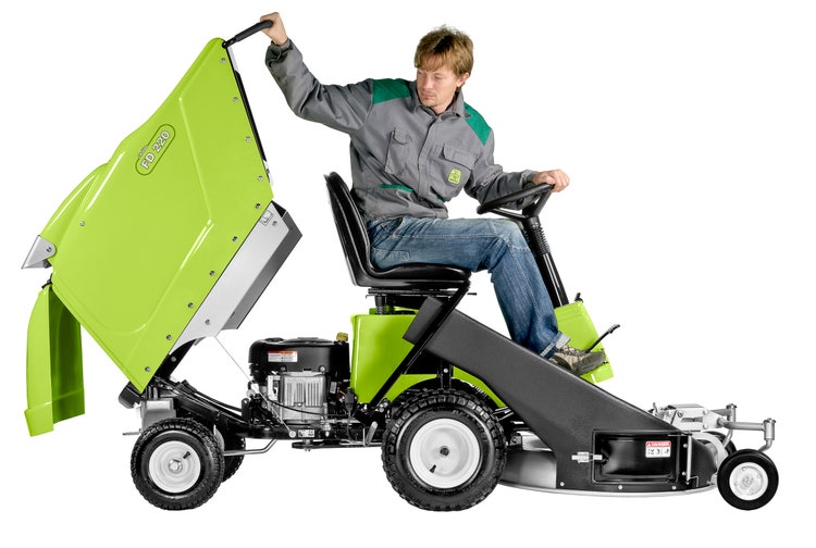 Mann auf Grillo FD 220 R mit Kippbehälter
