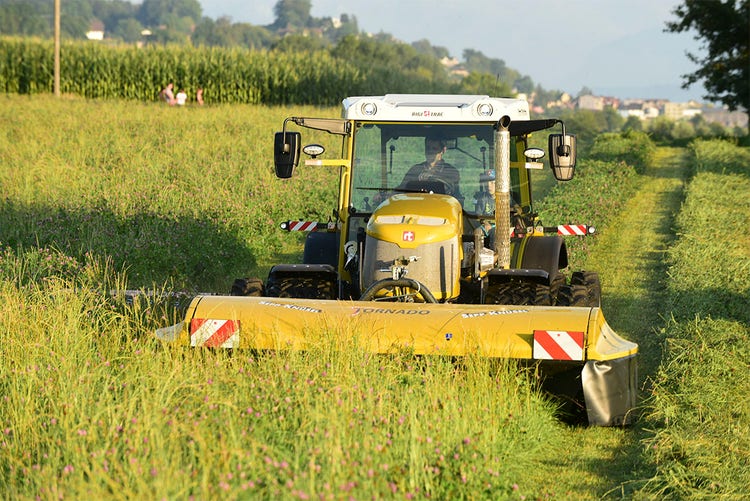 Rigitrac SKH 75/150 Traktor mit Mähaufsatz