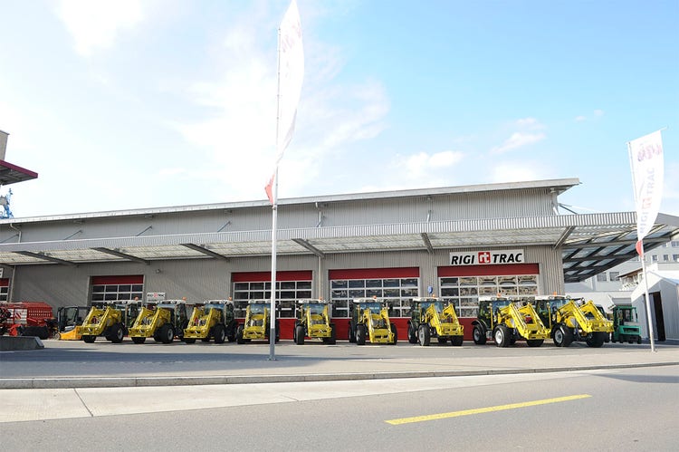 Ansicht einer Halle mit Rigitrac SKH 75/150 Traktor davor