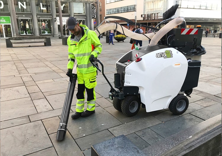 Mann arbeitet mit TSM Aria 240