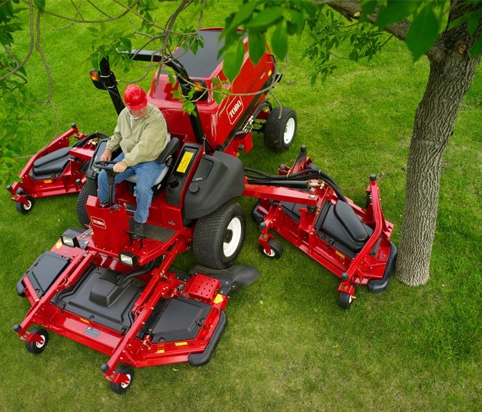 Ein Toro GroundsMaster 5900 / 5910 mäht präzise um einen Baum herum