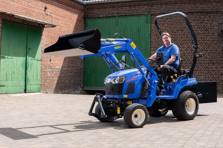Mann sitzt auf Iseki TXGS 24 Traktor