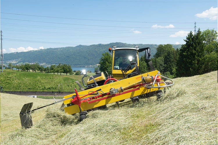 Rigitrac SKH 60 Traktor beim Heumachen