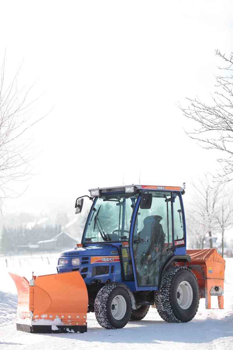 Iseki TM 3207 AL Traktor beim Winterdienst