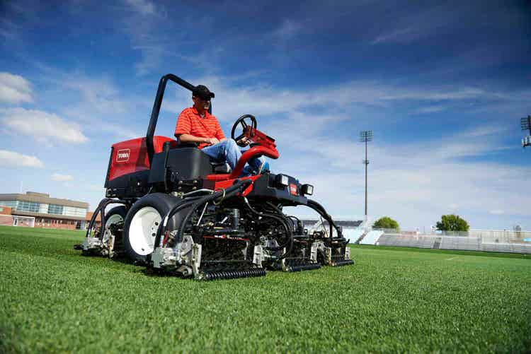 Der Toro Reelmaster 3575-D mäht ein Fußballfeld