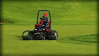 Ein Mann mäht mit dem Toro Reelmaster 3575-D eine große Wiese, die sich über das ganze Bild erstreckt