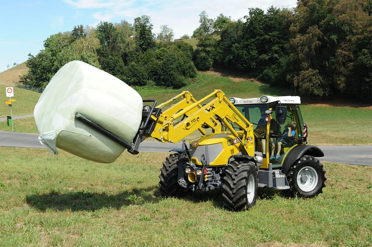 Rigitrac SKH 75/150 Traktor hebt Ballen