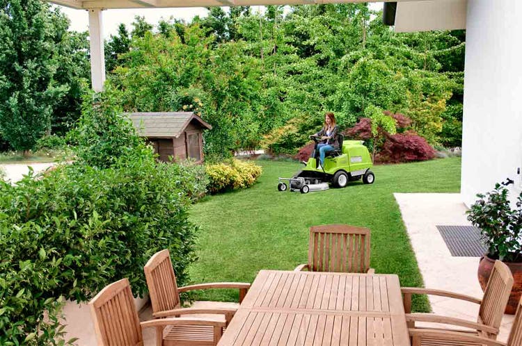 Grillo FD 220 R im Garten