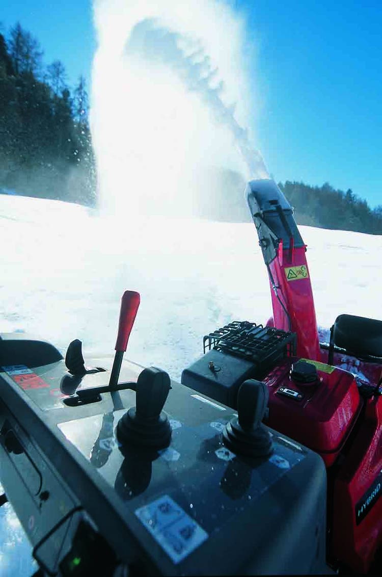 Foto Honda HSM 1380i 1TD / 1TDR Schneefräse beim Fräsen