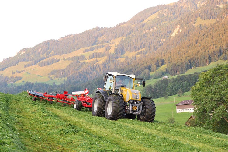 Rigitrac SKH 75/150 Traktor bei der Feldarbeit