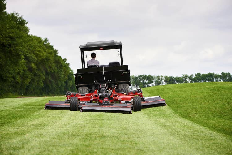 Toro Outcross 9060 Geräteträger beim Mähen