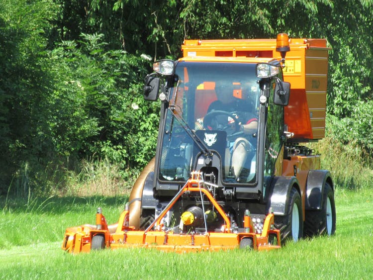 Multihog MX / MXC Geräteträger mit diversen Anbaugeräten beim Mähen
