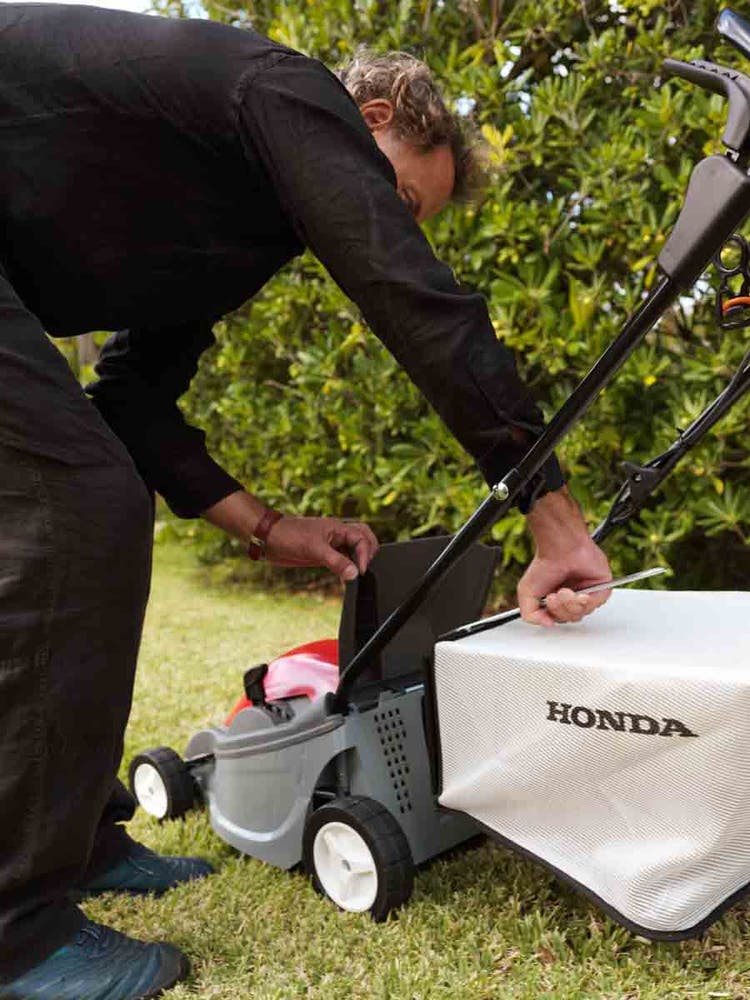 Mann bedient Honda HRE 330 / 370 / 410 Rasenmäher