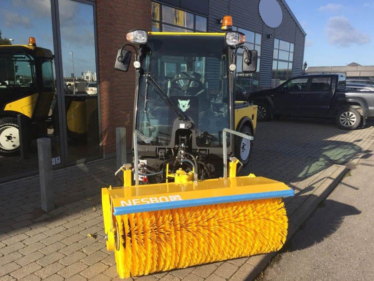 Multihog MX / MXC Geräteträger mit diversen Anbaugeräten mit Bürste