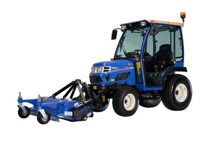 Iseki TM 3207 AHL Traktor mit Anbaugerät von der Seite her gesehen