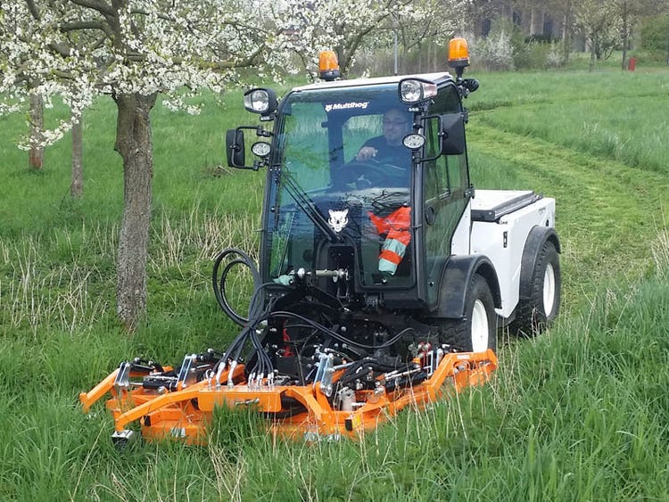 Multihog MX / MXC Geräteträger mit diversen Anbaugeräten beim Mähen