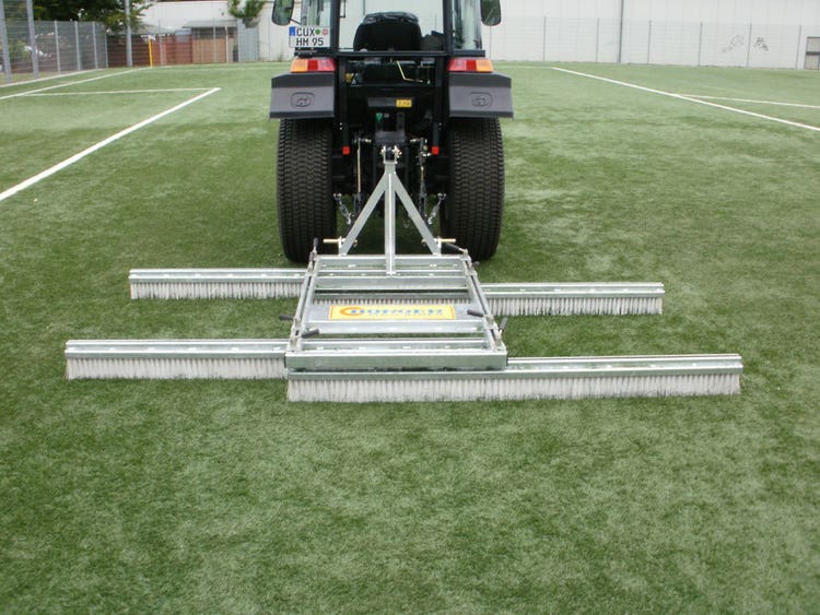 Foto Hörger Bürstensystem BS 2000 auf Kunstrasen