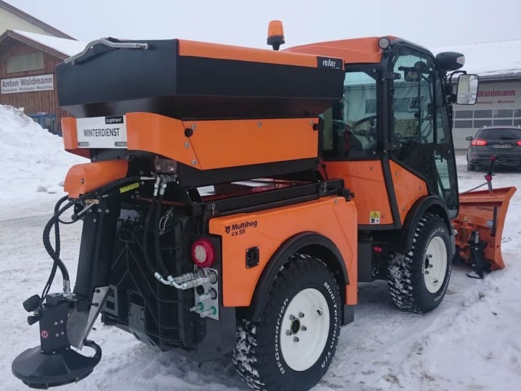 Multihog MX / MXC Geräteträger mit diversen Anbaugeräten im Winterdienst