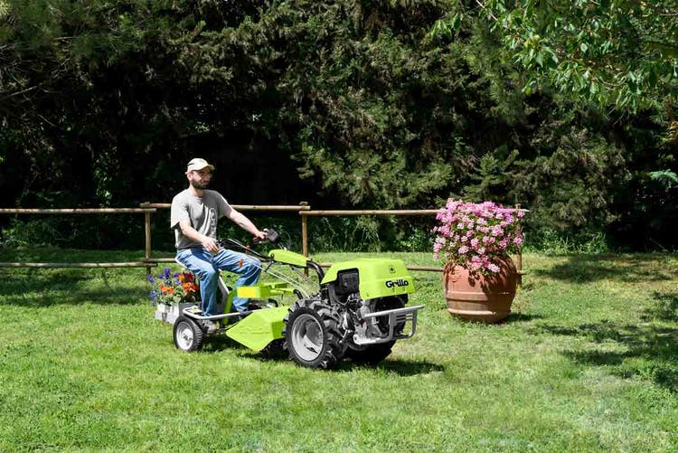 Grillo G 131 Profi-Einachser beim Rasenmähen