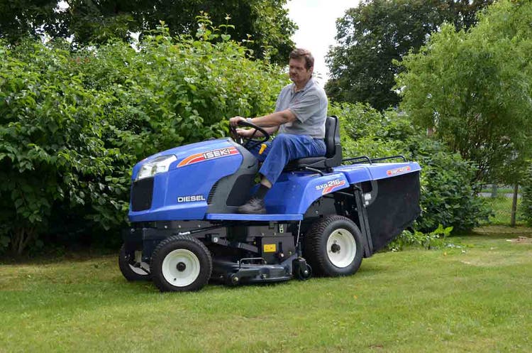 Mann arbeitet mit Iseki SXG 216+ Mähtraktor