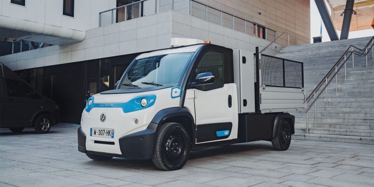 Goupil G6 Elektro-Nutzfahrzeug steht vor Gebäude
