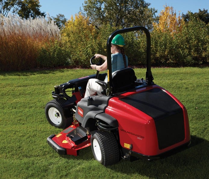 Toro GroundsMaster 360 beim Rasenmähen von hinten
