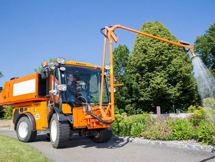Multihog MX / MXC Geräteträger mit diversen Anbaugeräten beim Bewässern