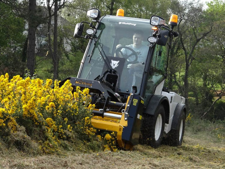 Multihog MX / MXC Geräteträger mit diversen Anbaugeräten beim Mähen von hohem Gras