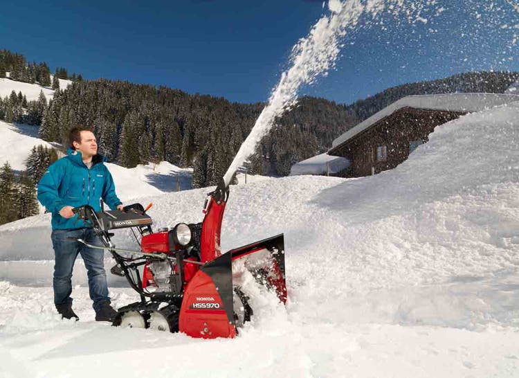 Mann beim Schneefräsen mit Honda HSS 970 W / WD / T / TD Schneefräse