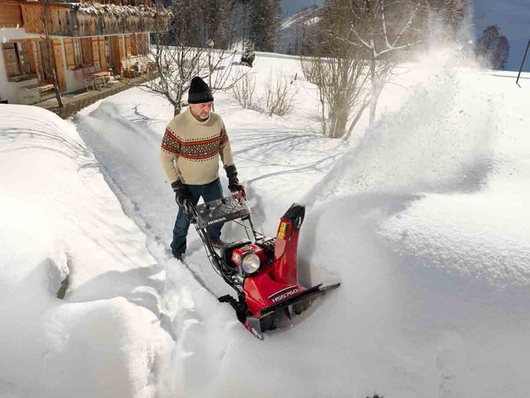 Mann beim Schneefräsen mit Honda HSS 760A W / WD / T / TD Schneefräse