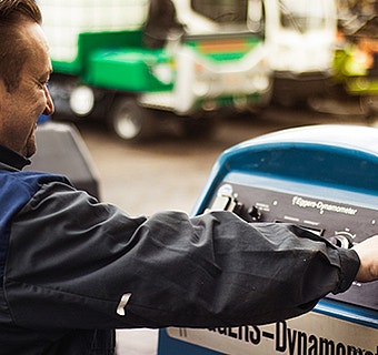 Mechaniker prüft die Motorleistung